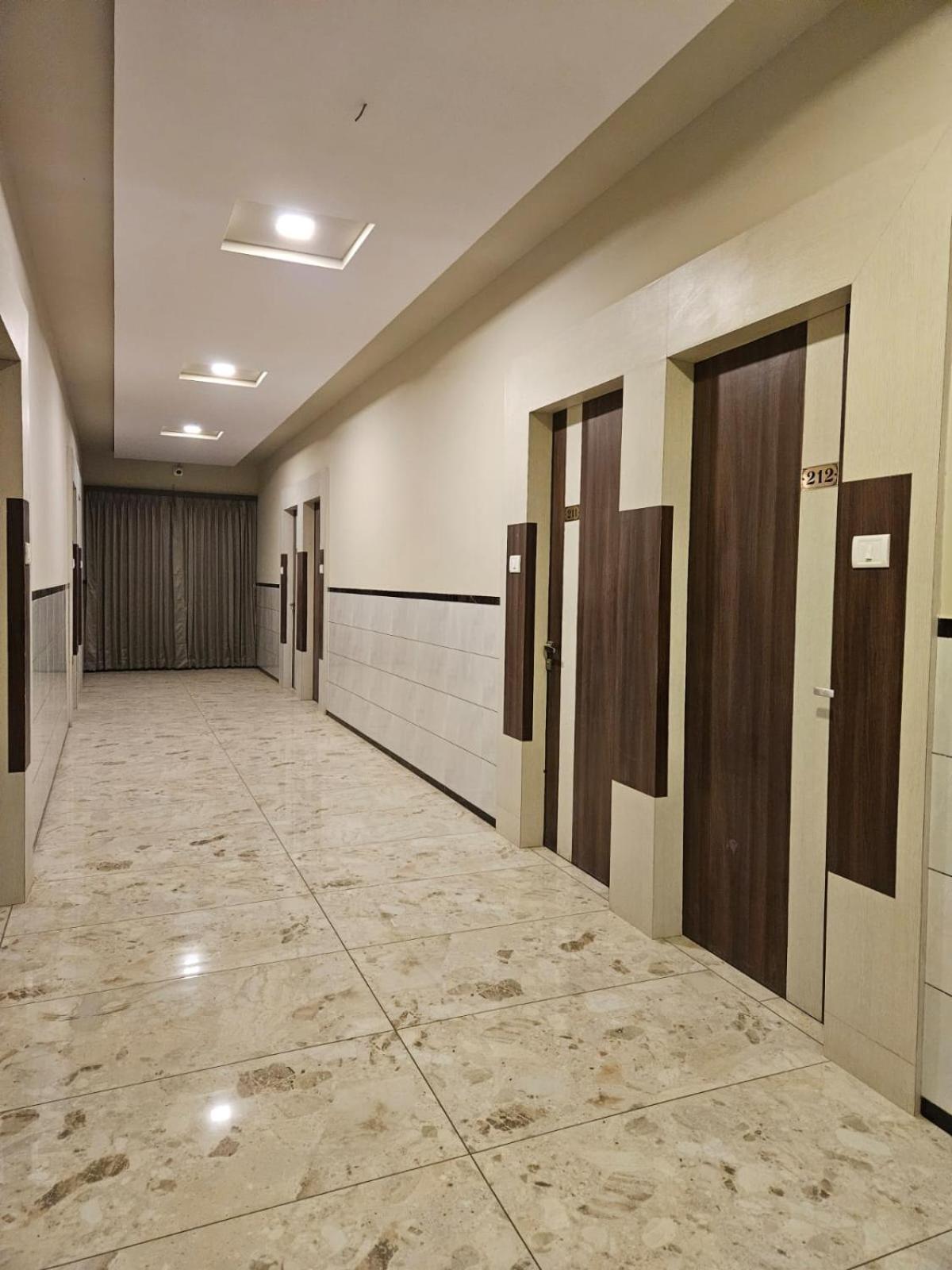 Majestic Inn 瓦塞 外观 照片